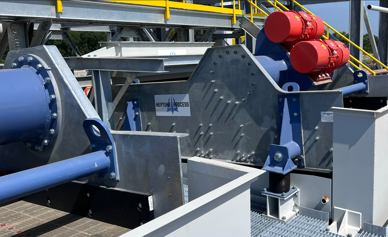 Image20250424125015 A large metal machine with blue and red parts.
